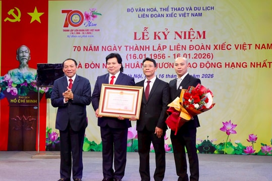 Liên đoàn Xiếc Việt Nam đón Huân chương Lao động hạng Nhất