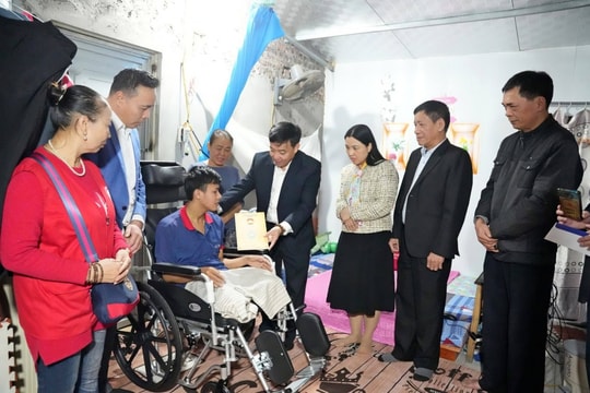 Sơn Tây: Hỗ trợ các hộ gia đình đặc biệt khó khăn, mắc bệnh hiểm nghèo