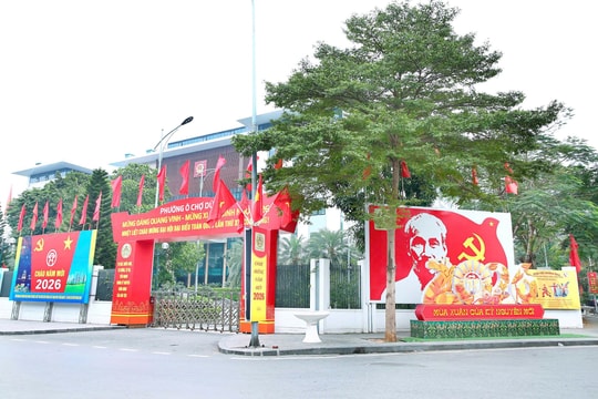 Ô Chợ Dừa trang hoàng phố phường chào mừng Đại hội XIV của Đảng