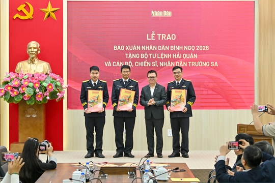 Trao Báo Xuân Nhân Dân Bính Ngọ 2026 tặng cán bộ, chiến sĩ biên giới, hải đảo