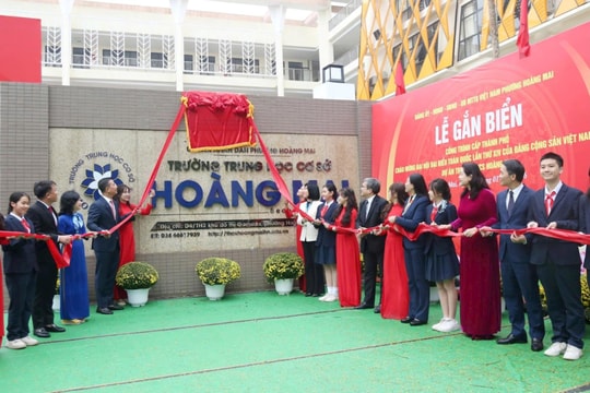 Gắn biển công trình Trường THCS Hoàng Mai chào mừng Đại hội XIV của Đảng