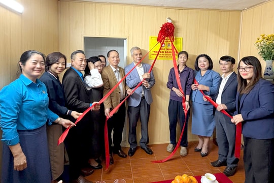 Phường Nghĩa Đô bàn giao 2 Nhà “Đại đoàn kết” chào mừng Đại hội Đảng toàn quốc lần thứ XIV