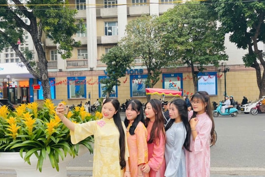 Giới trẻ Hà Nội khoe sắc áo dài, “đánh thức” mùa xuân bên hồ Gươm