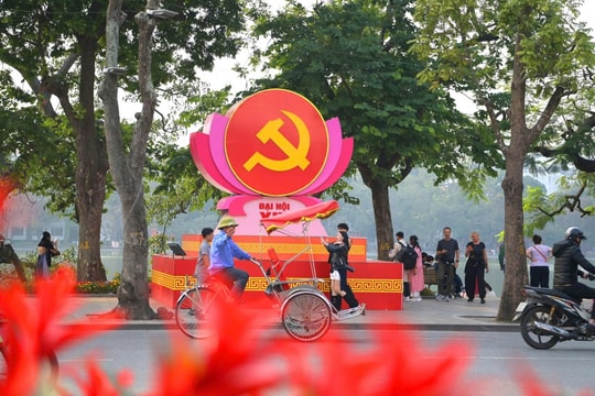Thủ đô Hà Nội rực rỡ sắc đỏ chào mừng Đại hội đại biểu toàn quốc lần thứ XIV của Đảng
