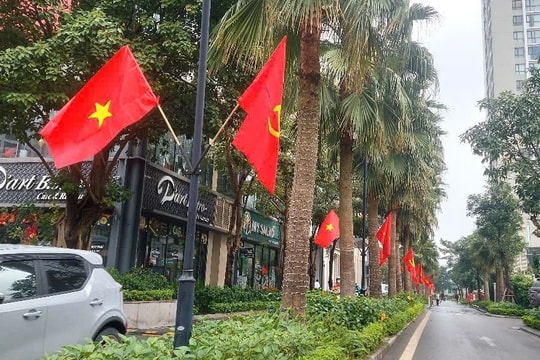 Cầu Giấy rực rỡ cờ hoa, lan tỏa khí thế hướng về Đại hội XIV của Đảng