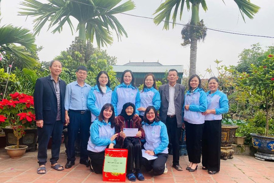 Hội LHPN xã Sóc Sơn thăm tặng quà nữ đảng viên cao tuổi nhân dịp kỷ niệm 96 năm ngày thành lập Đảng Cộng sản Việt Nam