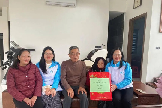 Xã Sóc Sơn thăm hỏi, tặng quà nữ đảng viên cao tuổi