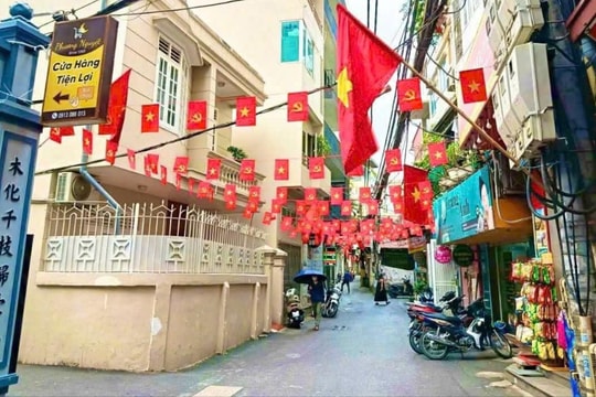 Cầu Giấy rực rỡ cờ hoa chào mừng Đại hội XIV của Đảng
