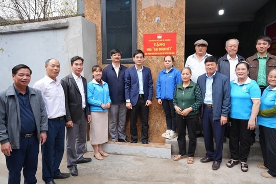 MTTQ Việt Nam xã Phù Đổng trao nhà Đại đoàn kết cho gia đình khó khăn