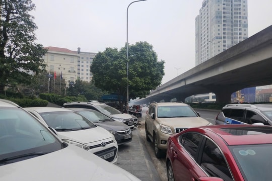 Chung cư Kim Văn - Kim Lũ: Vỉa hè cho người đi bộ bị chiếm dụng