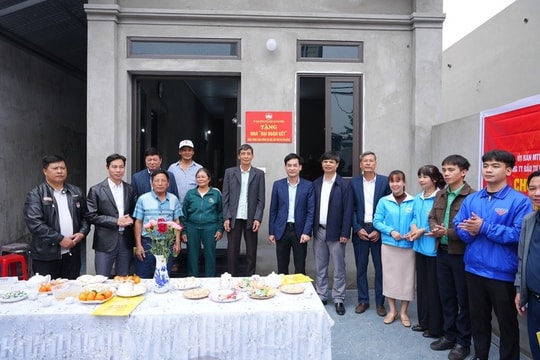 MTTQ Việt Nam xã Phù Đổng trao nhà Đại đoàn kết cho gia đình khó khăn