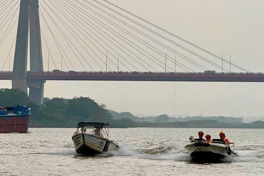 Hà Nội: Cảnh sát đường thủy tăng cường tuần tra, bảo đảm an ninh, an toàn trên sông Hồng