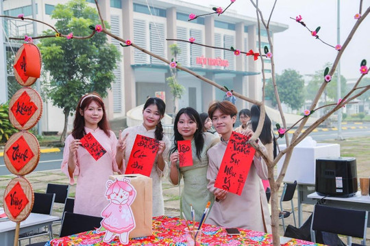 Sinh viên Trường Đại học Việt Nhật đón Tết cổ truyền 