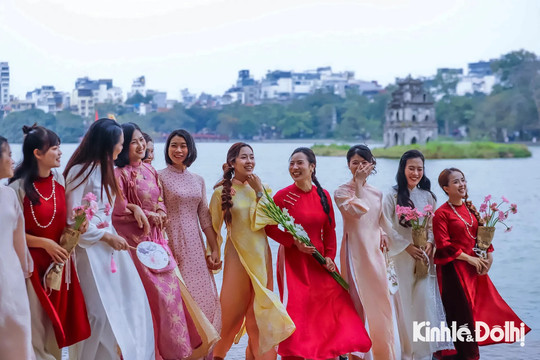 Cuối tuần, giới trẻ Hà Nội xúng xính áo dài chụp ảnh đón Tết
