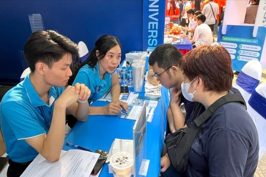 Tuyển sinh đại học 2026: Học sinh băn khoăn tổ hợp, cân nhắc chọn ngành