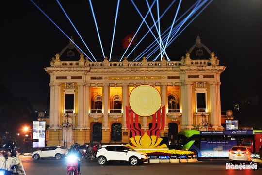 Những công trình biểu tượng tại Hà Nội lung linh trong đêm, chào mừng Đại hội XIV của Đảng