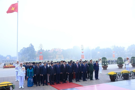Đại biểu dự Đại hội XIV vào Lăng viếng Chủ tịch Hồ Chí Minh