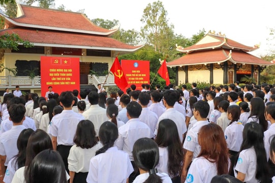 Sinh viên TP Hồ Chí Minh chào cờ chào mừng Đại hội XIV của Đảng