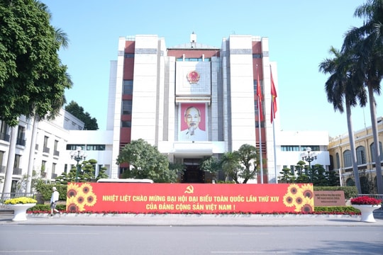 Đồng chí Phạm Quí Tiên xử lý công việc trong thời gian Đoàn đại biểu Đảng bộ TP Hà Nội dự Đại hội XIV