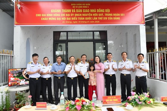 Bộ Tư lệnh Vùng 5 Hải quân bàn giao nhà đồng đội