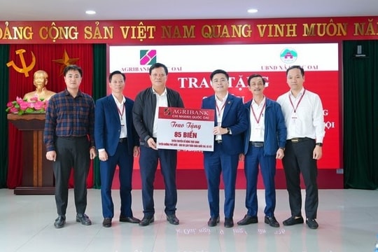 Agribank Quốc Oai trao 85 biển tuyên truyền về Đại hội Đảng