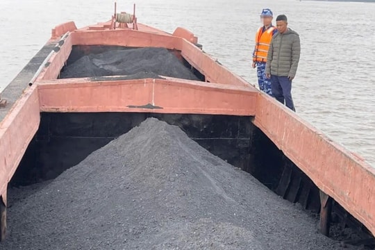 Phát hiện tàu chở than không rõ nguồn gốc tại vùng biển Quảng Ninh