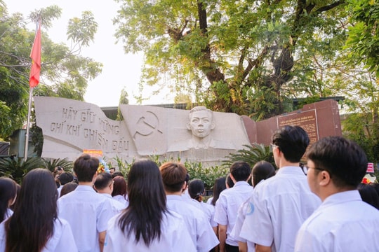 Lễ chào cờ đặc biệt của thanh thiếu nhi TP Hồ Chí Minh mừng Đại hội Đảng
