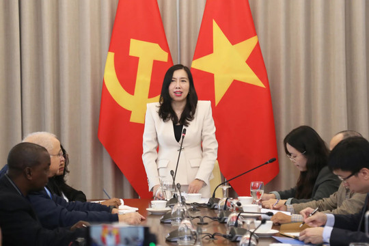 Thứ trưởng Ngoại giao Lê Thị Thu Hằng tiếp đoàn phóng viên nước ngoài đưa tin Đại hội Đảng lần thứ XIV