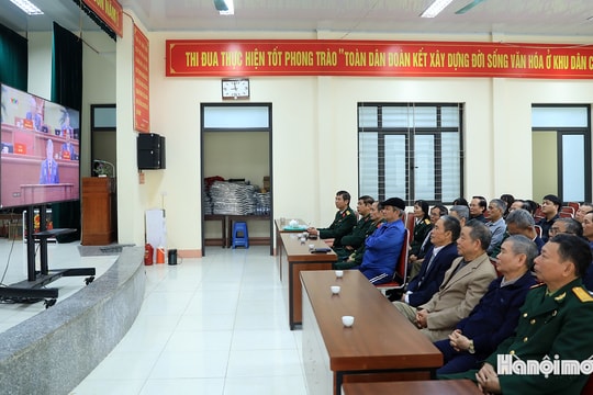Người dân Thủ đô dõi theo khai mạc Đại hội XIV của Đảng