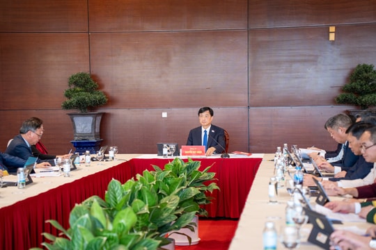Đoàn đại biểu Đảng bộ thành phố Hà Nội thảo luận tại Đoàn về các văn kiện trình Đại hội XIV
