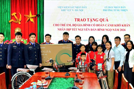 Viện Kiểm sát nhân dân khu vực 9 - Hà Nội tặng quà tết cho trẻ em, hộ gia đình khó khăn ở Tùng Thiện