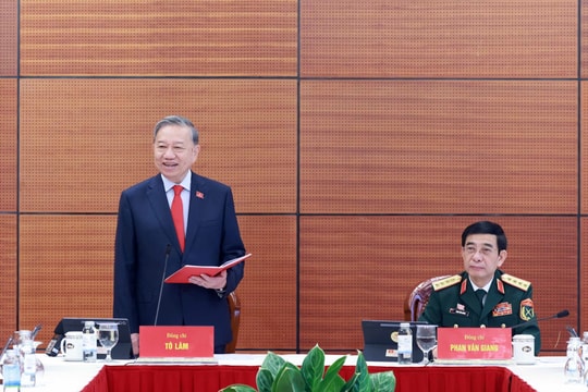 Đại biểu thảo luận tại đoàn về Văn kiện trình Đại hội XIV
