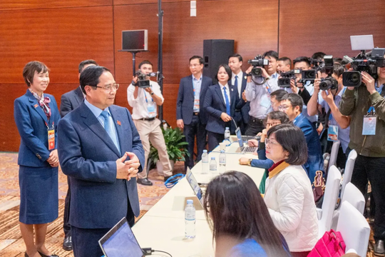 Thủ tướng Phạm Minh Chính thăm, động viên phóng viên tác nghiệp tại Đại hội XIV