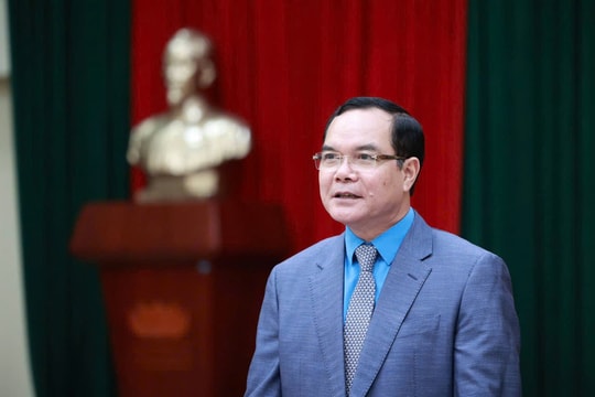 Đồng chí Nguyễn Đình Khang -  Ủy viên BCH Trung ương Đảng, Phó Chủ tịch Ủy ban Trung ương MTTQ Việt Nam, Bí thư Đảng ủy, Chủ tịch Tổng LĐLĐVN: Xây dựng giai cấp công nhân Việt Nam hiện đại, lớn mạnh  trong kỷ nguyên phát triển mới của dân tộc