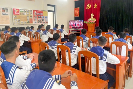 Cán bộ, chiến sĩ Vùng 3 Hải quân theo dõi khai mạc Đại hội XIV của Đảng