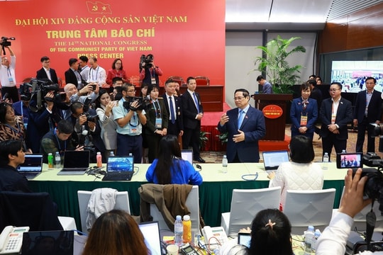 Thủ tướng Phạm Minh Chính thăm, động viên các phóng viên tác nghiệp tại Đại hội XIV của Đảng