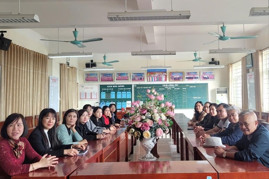 Các tầng lớp nhân dân Thủ đô dõi theo phiên khai mạc Đại hội XIV của Đảng
