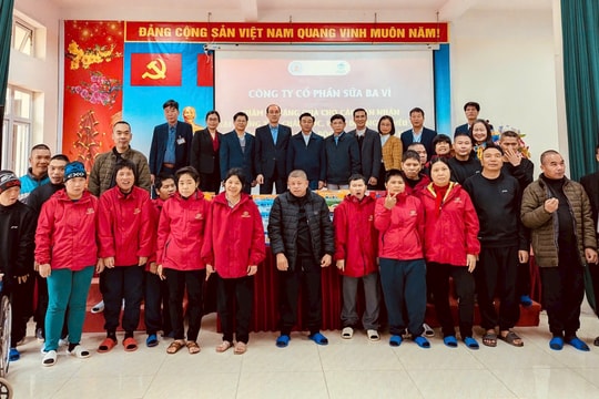 Công ty cổ phần Sữa Ba Vì và Sở Nội vụ Hà Nội tặng quà nạn nhân nhiễm chất độc da cam