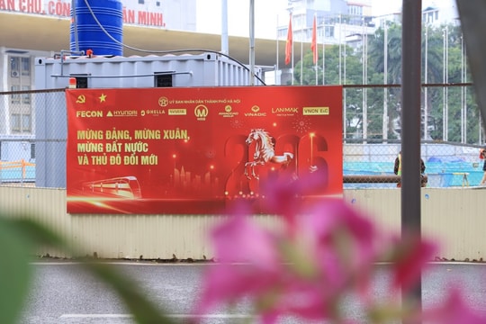 Sắc đỏ rực rỡ trên công trường tuyến Metro Nhổn - Ga Hà Nội hướng về Đại hội XIV của Đảng