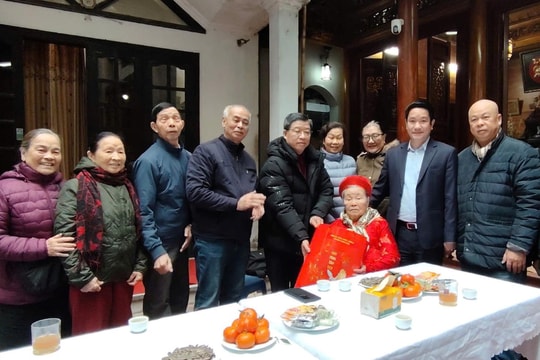 Lãnh đạo phường Thanh Xuân thăm, chúc Tết gia đình mẹ liệt sĩ
