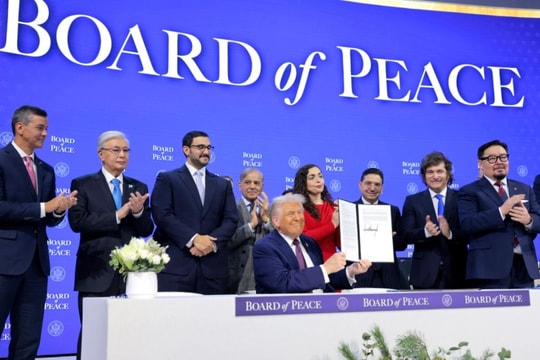 Tổng thống Mỹ Donald Trump ký Hiến chương Hội đồng Hòa bình