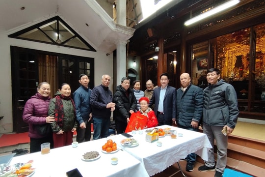 Lãnh đạo phường Thanh Xuân thăm, chúc Tết gia đình mẹ liệt sĩ