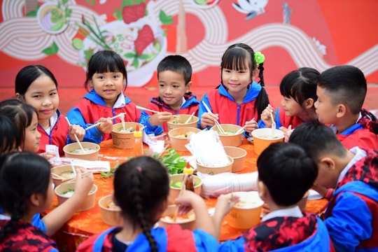 Acecook Việt Nam mang “Phở Yêu Thương” đến người dân vùng rốn lũ Hòa Thịnh