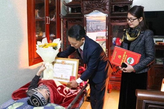 Quốc Oai trao Huy hiệu Đảng tặng 39 đảng viên đợt 3-2