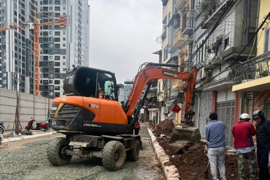 Trên công trường thi công dự án kết nối đường qua Chung cư 25 Lạc Trung (phường Vĩnh Tuy): dồn tổng lực, về đích sớm