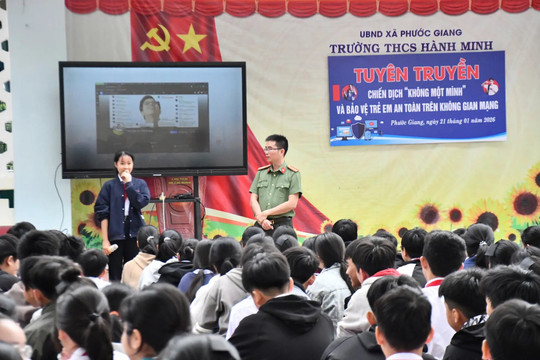 Không để học sinh “một mình” trên không gian mạng