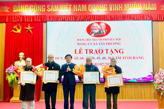 Xã Tây Phương trao Huy hiệu Đảng tặng 38 đảng viên