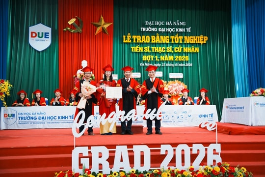 Trường Đại học Kinh tế Đà Nẵng trao bằng tốt nghiệp đợt 1 năm 2026