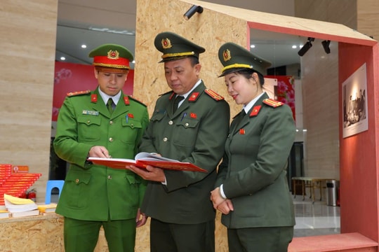 Hà Nội Cụm thi đua số 8 tham quan triển lãm giáo dục chính trị