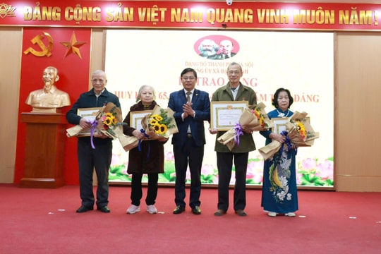 Xã Đại Thanh trao Huy hiệu Đảng tặng 45 đảng viên